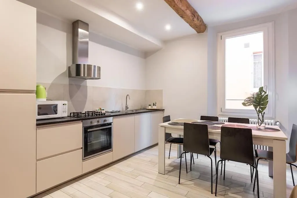 All'Ombra Delle Due Torri Family Apartment Bologna